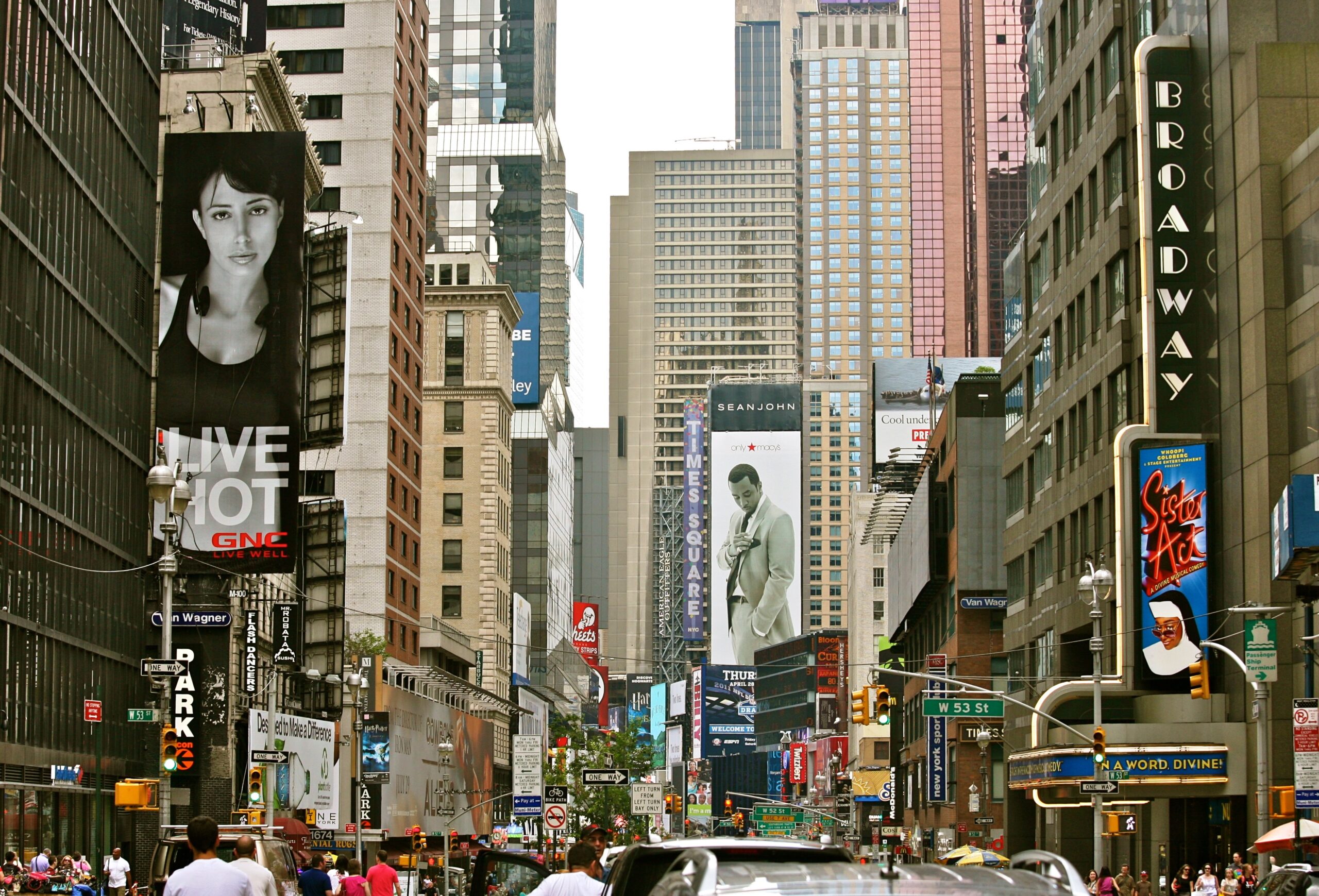 Broadway_Crowds_(5896264776)_crop